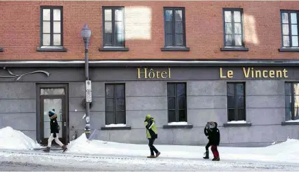  ?? Alice Chiche/AFP ?? Pessoas caminham por rua cheia de neve na cidade de Québec (Canadá); em Ontário, a temperatur­a chegou a -50°C ISRAEL