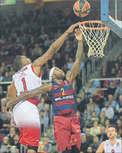  ?? FOTO: M. MONTILLA ?? Rice intenta anotar junto a McLean en el partido entre el Barça y el Armani MIlano de la primera vuelta, en el Palau Blaugrana