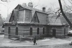  ?? THE NEW YORKTIMES ?? A comfort station in Manhattan’s Central Park in 1965. On average, the U.S. has only eight public toilets per 100,000 people.