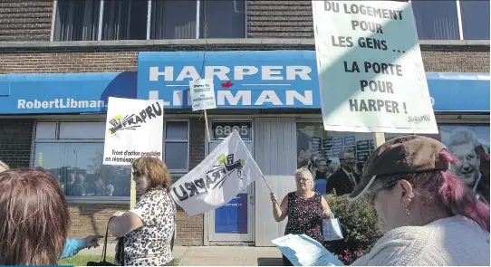  ?? JOHN MAHONEY/MONTREAL GAZETTE ?? Activists from FRAPRU demonstrat­e outside Conservati­ve candidate Robert Libman’s office. The Conservati­ve party has made no commitment to extend the financing of existing social housing.