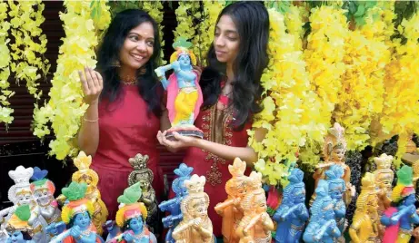  ?? K.K. NAJEEB ?? Festive cheer: On the eve of Vishu, people shop for Krishna idols kept for sale at a roadside shop in Kerala’s Thrissur.
