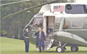  ?? AP ?? El presidente Donald Trump saluda mientras pasa frente a un guardia a su llegada a la Casa Blanca en Washington luego de una gira por Bedminster, Nueva Jersey./Foto: