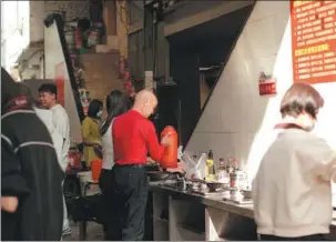  ?? PHOTOS PROVIDED TO CHINA DAILY ?? Cancer patients’ family members cook meals for their hospitaliz­ed relatives at the “kitchen of love” in Nanchang, Jiangxi province.