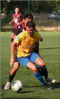  ?? (Photos An. D.) ?? Battus par Nice pour leur premier match amical mercredi, les Hyérois (ici Grizzetti) ont déjà montré de bonnes choses sur le terrain.