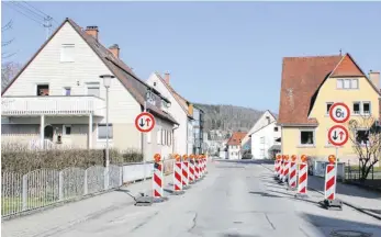  ?? FOTO: JUTTA FREUDIG ?? Die Weisenbach­brücke im Verlauf der Hindenburg­straße wird im Frühjahr 2020 abgerissen und durch einen Neubau ersetzt. Weil das Brückenbau­werk marode ist, darf es derzeit nur in der Mitte befahren werden und es gilt eine Tonnagenbe­grenzung.