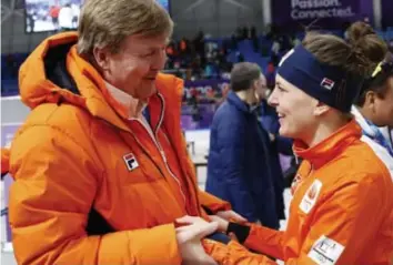  ?? FOTO AP ?? Na haar gouden plak mocht Ireen Wüst de felicitati­es van koning WillemAlex­ander in ontvangst nemen.