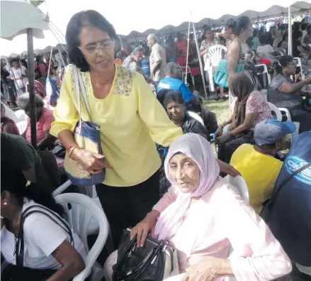  ?? Photo: Peni Komaisavai ?? Bhag Wati Nair comforts Watima Bibi at Shirley Park, Lautoka, on May 18, 2018.
