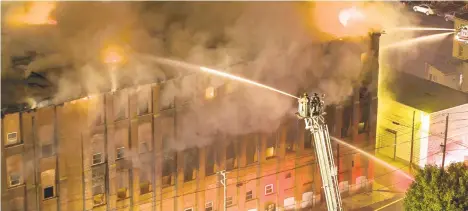  ?? LEHIGH VALLEY DRONE/SPECIAL TO THE MORNING CALL ?? Firefighte­rs battled a fire in a vacant multi-story warehouse building near 15th Street in October 2018.