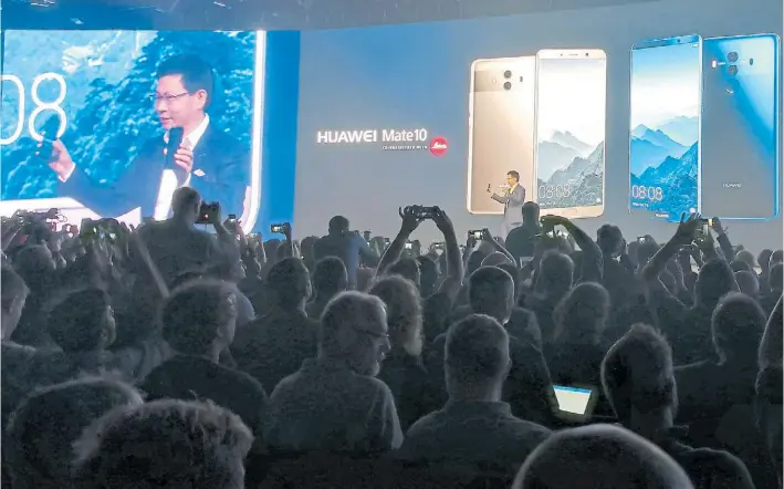  ??  ?? De vanguardia. El Mate 10 Pro de Huawei tiene un procesador inspirado en la película “Her”. Fue presentado en octubre del año pasado en Munich, Alemania.