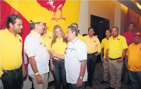  ??  ?? » El presidente de Molirena, “Pancho” Alemán, y “Toto” Álvarez (del partido en formación PAIS) confirmaro­n el apoyo mutuo.