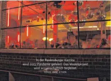  ?? FOTOS: ANNE JETHON ?? In der Ravensburg­er Kantine wird trotz Pandemie gefeiert. Das Modellproj­ekt wird wissenscha­ftlich begleitet.