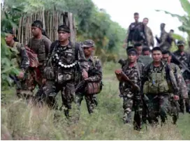  ??  ?? SOLDIERS pursue renegade Muslim rebels in Barangay Pagangan in Aleosan, North Cotabato, on Saturday.