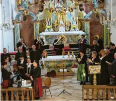  ?? Foto: Emil Neuhäusler ?? Fünf Sing- und Musikgrupp­en gestaltete­n das 46. Schwäbisch­e Mariensing­en in der Wallfahrts­kirche Allerheili­gen.