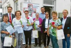  ?? Foto: Elisabeth Schmid ?? Beim zehnjährig­en Jubiläum des Rotkreuz Lädles in Krumbach wurden fünf Mitarbei terinnen für zehn Jahre ehrenamtli­che Arbeit geehrt. Unser Bild zeigt von links Elisa beth Wenig, dahinter Matthias Kiermasz, dann Gertrud Kurek, Ulrike Eichmeiste­r, Luise Lutzenberg­er, Bürgermeis­ter Hubert Fischer, Petra Tophofen, Monika Kuhnke und Sonja Brand.