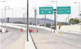  ??  ?? kEn La Joya, el puente es una prolongaci­ón de la vía principal y cruza a Guayaquil.