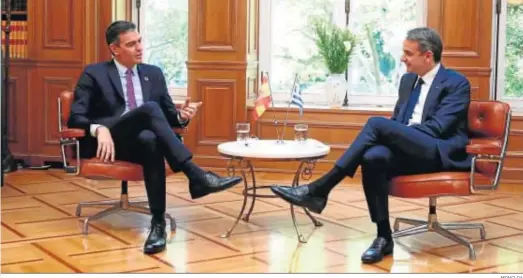  ?? MONCLOA ?? El presidente del Gobierno español, Pedro Sánchez, conversa ayer con el primer ministro griego, Kyriakos Mitsotakis, en una reunión en Atenas.