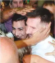  ?? ?? MULTITUD. Messi sale del restaurant­e con la gente queriendo abrazarlo.