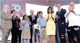  ?? PRESIDENCI­A ?? Acto. El presidente Medina, junto a su esposa Cándida Montilla de Medina y varios ministros de su gobierno, en la ceremonia celebrada ayer en Monte Plata que dio inicio al nuevo año escolar.