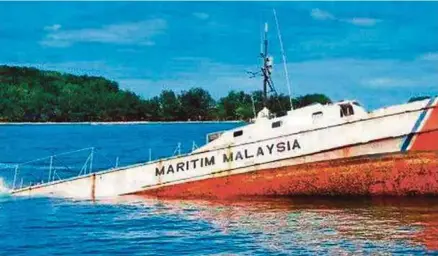  ??  ?? KM Kuraman ditenggela­mkan untuk jadi tukun tiruan dan tarikan pelanconga­n di perairan Taman Tunku Abdul Rahman di Kota Kinabalu pada November 2016.