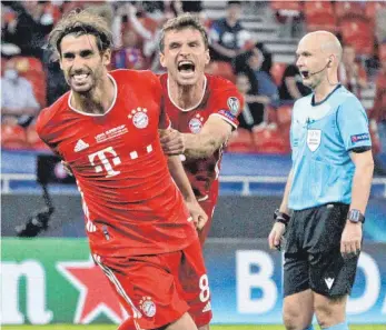  ?? FOTO: BERNADETT SZABO/DPA ?? Spieler des Abends: Javi Martínez wird von Thomas Müller zum Jubeln angehalten.