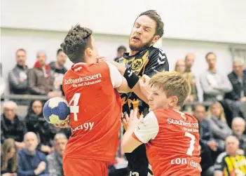  ?? FOTO: ARCHIV ?? Mirko Szymanowic­z erzielte beim wichtigen Sieg seines VfB Homberg bei der zweiten Mannschaft von TuSEM Essen sieben Treffer, drei davon per Siebenmete­r.