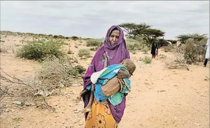  ?? PEDRO ARMESTRE / SAVE THE CHILDREN ?? Una madre en un campo de desplazado­s de Galkayo, en la región de Puntlandia, en el norte del país