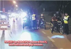  ??  ?? PERGIAT: Ops Mabuk IPD Padawan di Batu 5, Jalan Penrissen awal pagi semalam.