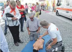  ??  ?? Das Rote Kreuz zeigt, wie eine Wiederbele­bung richtig funktionie­rt. ANZEIGEN