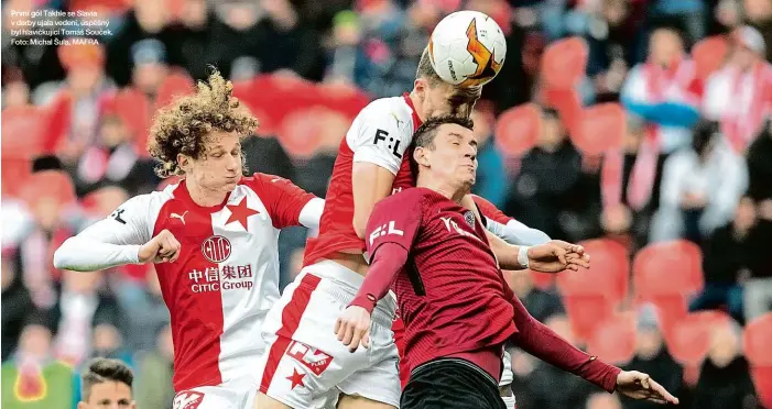  ??  ?? První gól Takhle se Slavia v derby ujala vedení, úspěšný byl hlavičkují­cí Tomáš Souček. Foto: Michal Šula, MAFRA