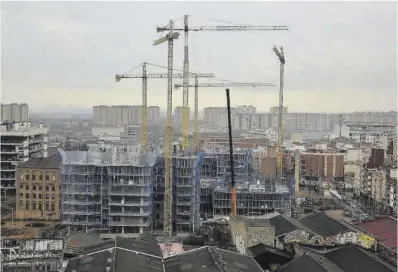  ?? Ricard Cugat ?? Vista general dels edificis de vivendes en construcci­ó a l’antiga fàbrica de Cosme Toda.