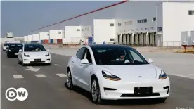  ?? ?? Электромоб­или Tesla Model 3 покидают завод Tesla - пока еще в Шанхае, а не в Грюнхайде под Берлином