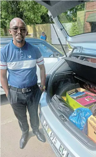  ?? Picture: LEN’S NEWS ?? MAKING A DIFFERENCE: Komani local Xolela Mbebe with his mobile library, which he transports to several local schools