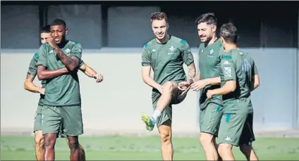  ?? FOTO: EFE ?? Loren, en el centro de la imagen, realiza una parte del entrenamie­nto junto a sus compañeros en la Ciudad Deportiva Luis del Sol