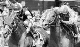  ?? BARBARA D. LIVINGSTON ?? Celtic Chaos (left) beats Build to Suit in the John Morrissey.