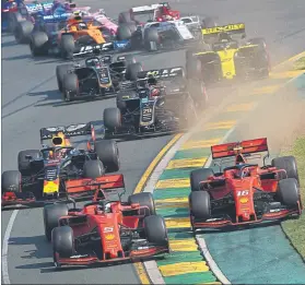  ?? FOTO: GETTY ?? Vettel estuvo a punto de tocarse con Leclerc en la salida del GP de Australia