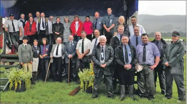  ?? 01_B32show04 ?? The society directors pose for a group photograph.