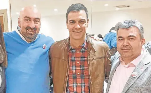  ?? // ABC ?? FOTOGRAFÍA DE PERFIL EN SUS REDES SOCIALES Koldo García, Pedro Sánchez y Santos Cerdán posan en una fotografía que el primero tenía como imagen de portada en Facebook