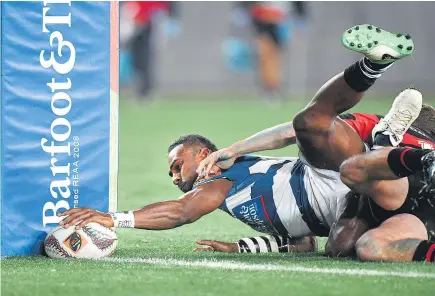  ?? Picture / Photosport ?? Fijian wing Joe Ravouvou scores a spectacula­r try for Auckland last night.