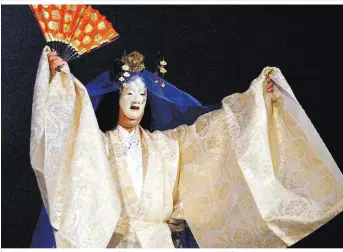  ??  ?? Das japanische Noh-Theater wird traditione­ll nur von Männern gespielt/getanzt und von Musik begleitet