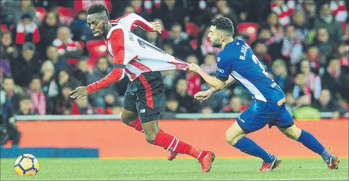  ?? FOTO: JUAN ECHEVERRÍA ?? Aguanta el tirón Iñaki Williams es agarrado por Rubén Duarte durante el partido del pasado domingo ante el Alavés, que supuso la tercera victoria del Athletic como local en la primera vuelta