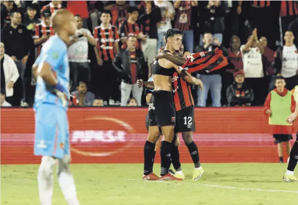  ?? MaYEla lÓPEZ ?? Fernando Lesme forjó la remontada manuda ante Puntarenas, en el 88’ y el 90+1’. El paraguayo abrazó a Joel Campbell (12).