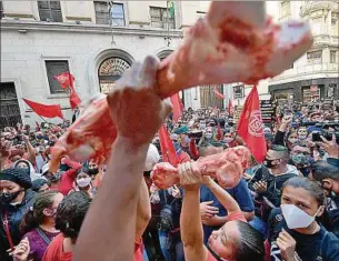  ?? ?? SAN PABLO. Integrante­s del Movimiento de los Trabajador­es Sin Techo ayer frente a la Bolsa.