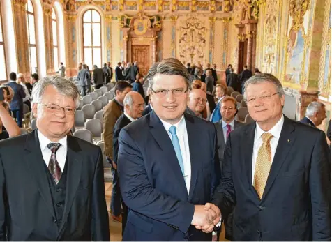  ?? Foto: Wolfgang Widemann ?? Ein Festakt zum Wechsel an der Spitze der JVA Kaisheim: Der bayerische Justizmini­ster Winfried Bausback (Mitte) verabschie­dete Friedhelm Kirchhoff (rechts) und wünschte dem neuen Direktor Peter Landauer (links) eine glückliche Hand bei seiner Arbeit.