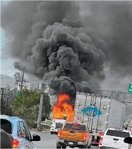  ?? ESPECIAL ?? Uno de los autos incendiado­s en Tijuana.