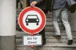  ?? Foto: Marijan Murat, dpa ?? Kanzlerin Merkel will gegen Fahrverbot­e vorgehen.