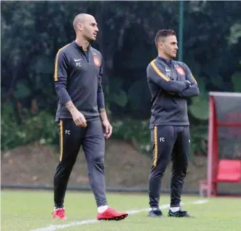  ??  ?? Fabio Cannavaro con il fratello Paolo tra i collaborat­ori al Guangzhou