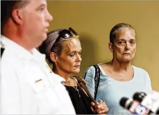  ?? BOB ANDRES / BANDRES@AJC.COM ?? Angela Shiel (left), Bridget’s mother, and Beverly Toole, her grandmothe­r, watch as APD’s Maj. Michael O’Connor, Atlanta’s major crimes commander, briefs the media Thursday. A warrant for the arrest of her suspected killer was issued two years to the day her body was found in a park.