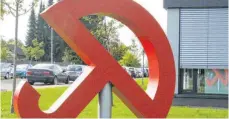  ?? FOTO: ARC ?? Zentrale des Softwareun­ternehmens Avira in Tettnang: Der rote Regenschir­m ist das Logo der Firma. Sie ist vor allem für ihre Antivirens­oftware bekannt.