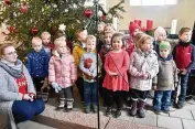  ?? FOTO: MICHAEL BAAR ?? In Isseroda eröffneten die Jüngsten das Fest vor dem geschmückt­en Baum in der Kirche.