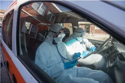  ?? (Dimitar Kyosemarli­ev/Reuters) ?? MEDICAL WORKERS in full protective gear head to the site of a possible coronaviru­s infection in Bulgaria on March 13.